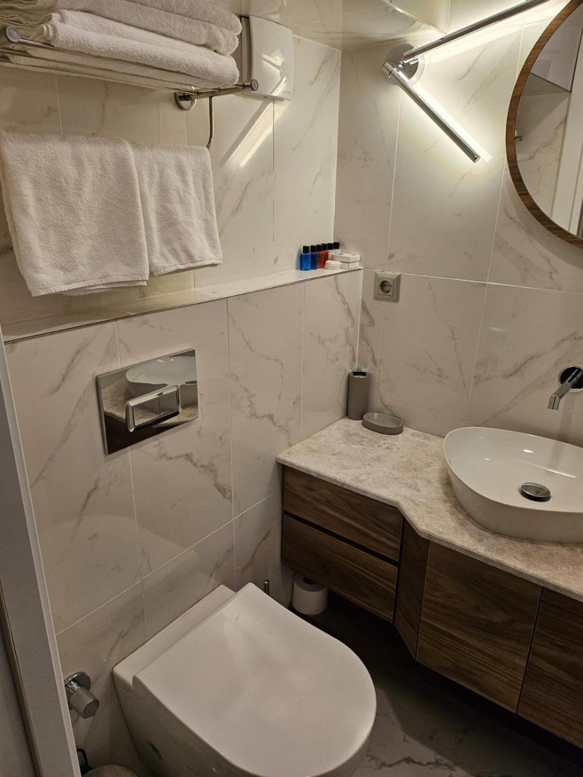 Iris Otel *